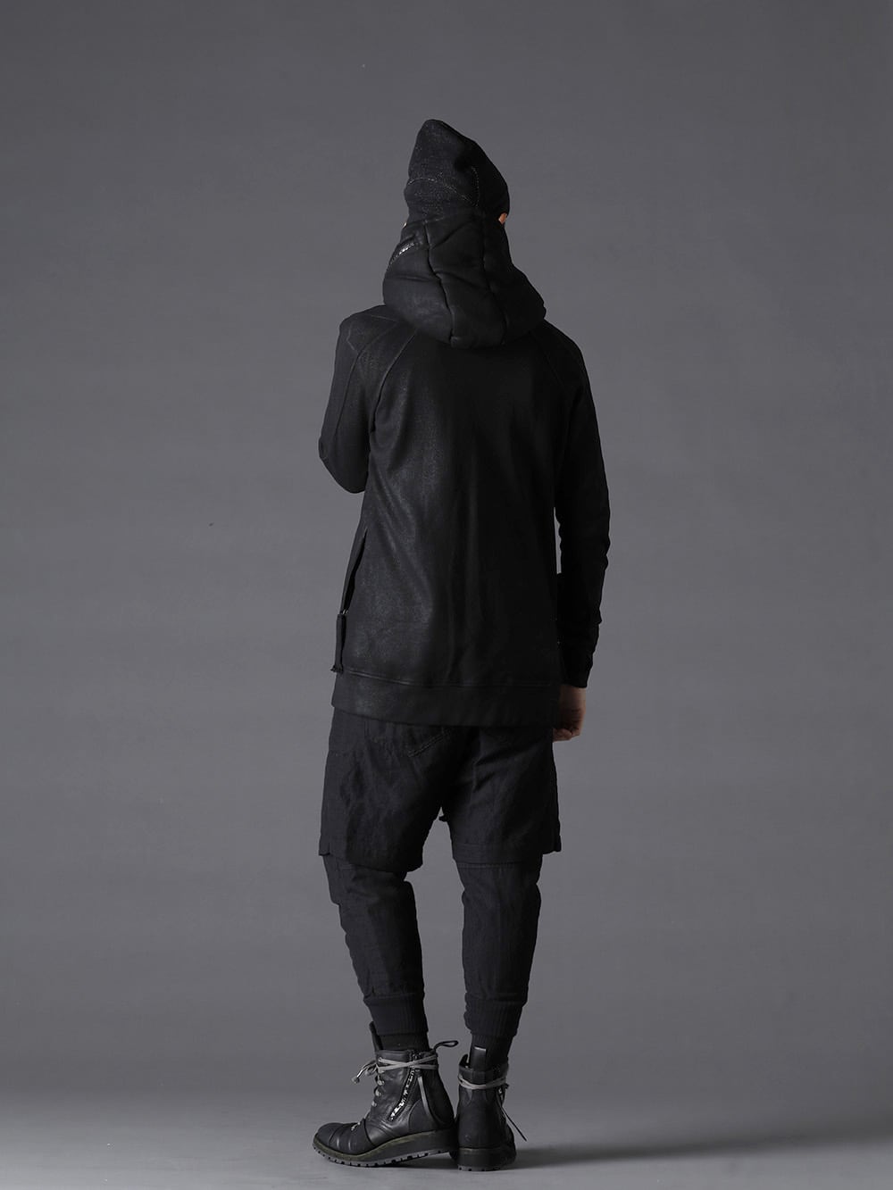The Viridi-anne(ザ ヴィリジアン) D.HYGEN(ディーハイゲン) 22-23AW(秋冬) スタイリング カジュアルながら重厚感のあるアイテムをチョイスした秋のスタイリング - ST101-0122A無撚糸裏毛コーティングダブルジップフーデッドジャケット VI-3541-01-Black NY/PUベア天竺 丸首T ブラック VI-3519-04 ウール/リネン コンビネーション レイヤードパンツ ST109-0122A-Black ホースレザーレースアップスニーカーブーツ ブラック VI-3549-09 綿ウール ビーニー 1-002