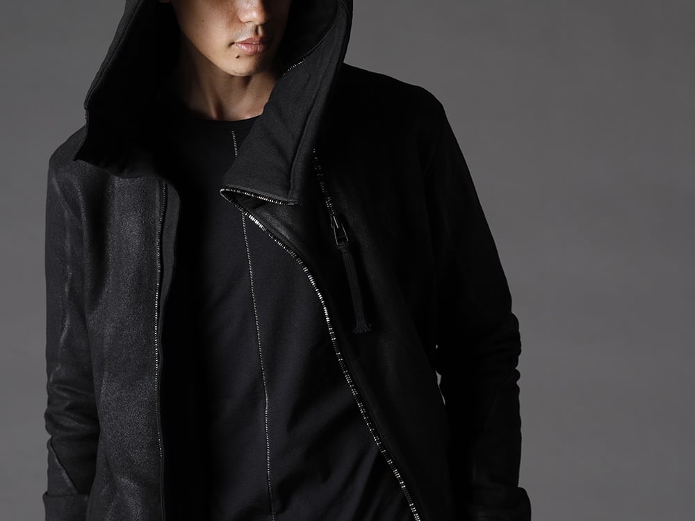 The Viridi-anne(ザ ヴィリジアン) 22-23AW(秋冬) お互いに変化しながら根底の部分がクロスオーバー  - ST101-0122A無撚糸裏毛コーティングダブルジップフーデッドジャケット VI-3541-01-Black NY/PUベア天竺 丸首T ブラック 2-004