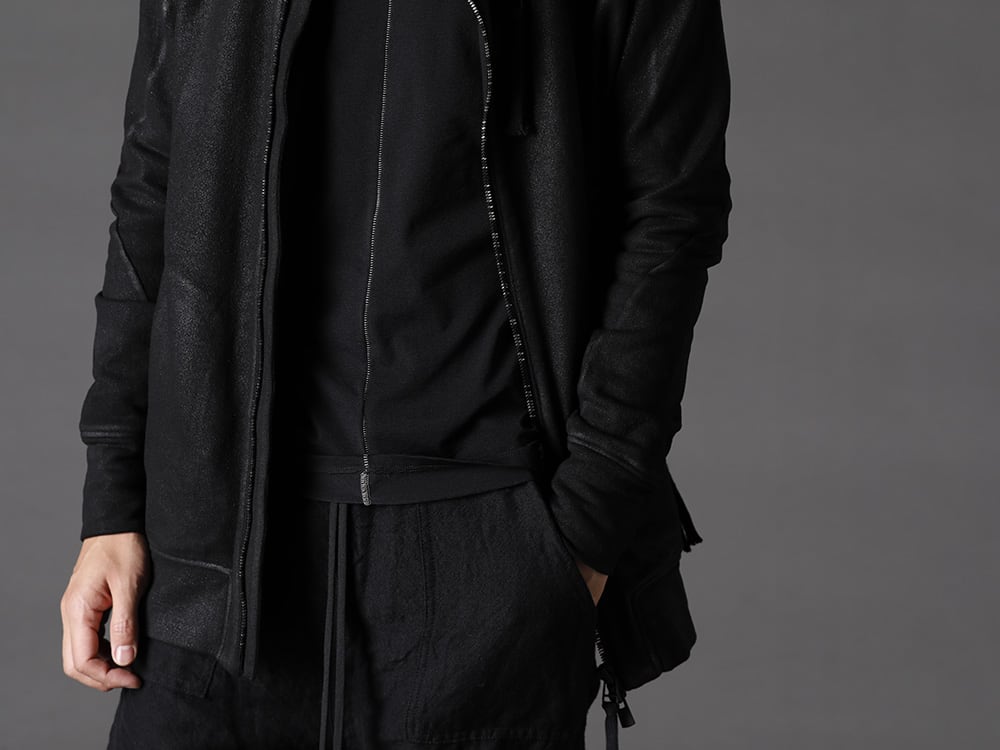 The Viridi-anne(ザ ヴィリジアン) 22-23AW(秋冬) お互いに変化しながら根底の部分がクロスオーバー  - ST101-0122A無撚糸裏毛コーティングダブルジップフーデッドジャケット VI-3541-01-Black NY/PUベア天竺 丸首T ブラック 2-005