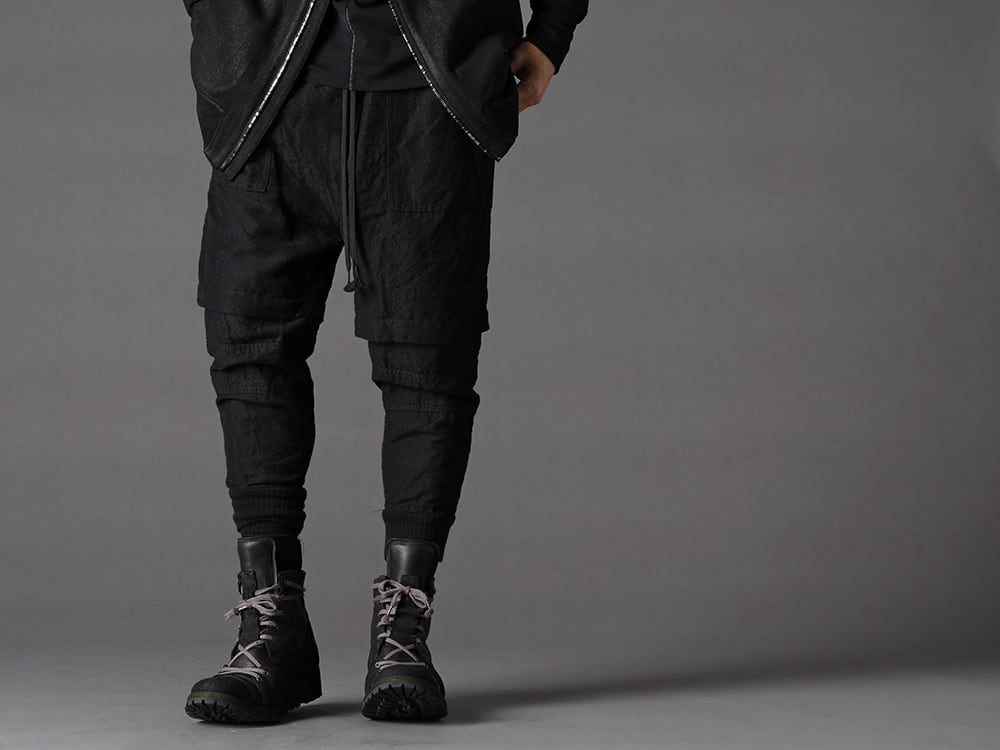 The Viridi-anne(ザ ヴィリジアン) 22-23AW(秋冬) デザインに対して異なるイメージをミックスさせてはずしを加えて - VI-3541-01-Black NY/PUベア天竺 丸首T ブラック VI-3519-04 ウール/リネン コンビネーション レイヤードパンツ ST109-0122A-Black ホースレザーレースアップスニーカーブーツ ブラック 3-001