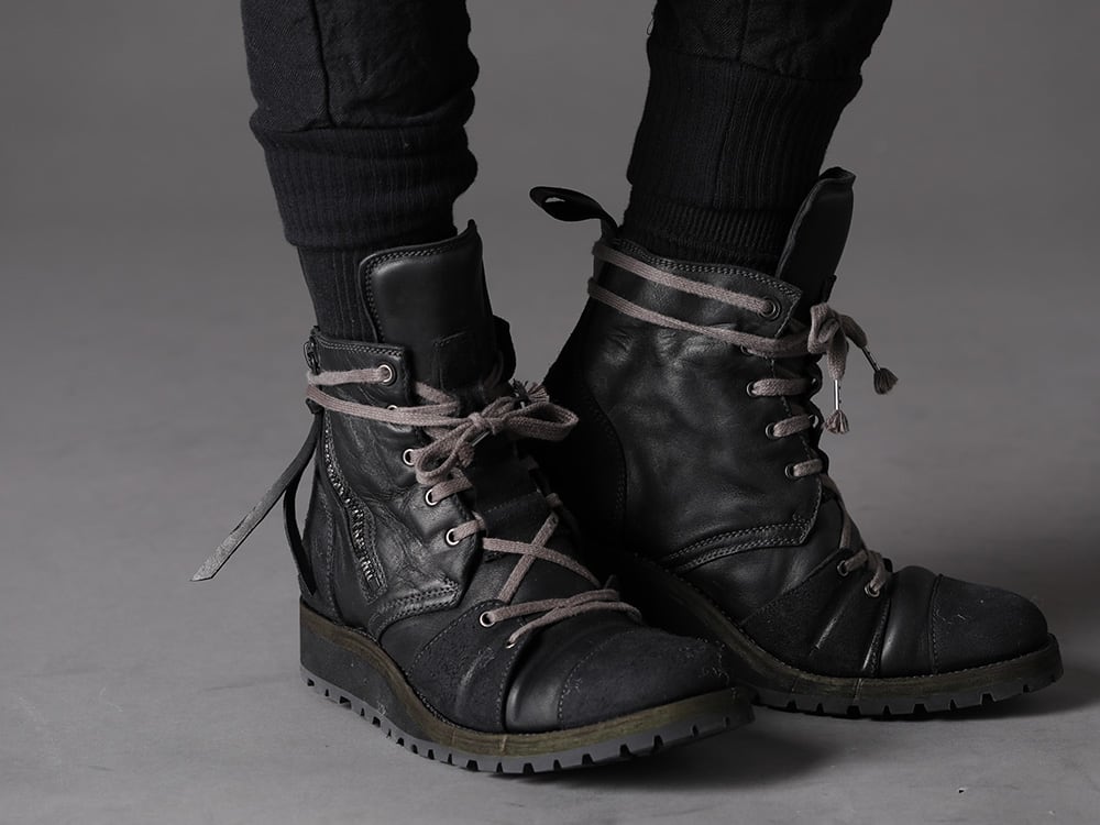 The Viridi-anne(ザ ヴィリジアン) 22-23AW(秋冬) デザインに対して異なるイメージをミックスさせてはずしを加えて - VI-3541-01-Black NY/PUベア天竺 丸首T ブラック VI-3519-04 ウール/リネン コンビネーション レイヤードパンツ ST109-0122A-Black ホースレザーレースアップスニーカーブーツ ブラック 3-004