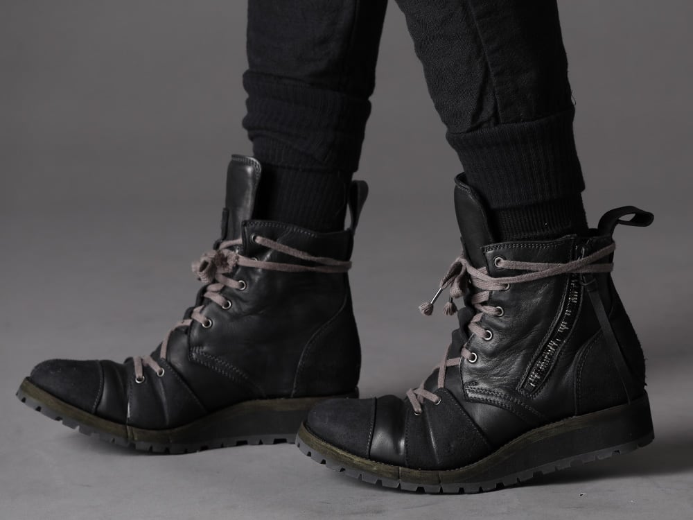 The Viridi-anne(ザ ヴィリジアン) 22-23AW(秋冬) デザインに対して異なるイメージをミックスさせてはずしを加えて - VI-3541-01-Black NY/PUベア天竺 丸首T ブラック VI-3519-04 ウール/リネン コンビネーション レイヤードパンツ ST109-0122A-Black ホースレザーレースアップスニーカーブーツ ブラック 3-005