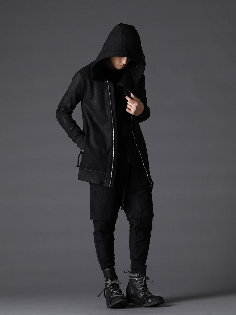 The Viridi-anne(ザ ヴィリジアン) 22-23AW(秋冬) ST101-0122A無撚糸裏毛コーティングダブルジップフーデッドジャケット VI-3541-01-Black NY/PUベア天竺 丸首T ブラック VI-3519-04 ウール/リネン コンビネーション レイヤードパンツ ST109-0122A-Black ホースレザーレースアップスニーカーブーツ ブラック VI-3549-09 綿ウール ビーニー  4-001