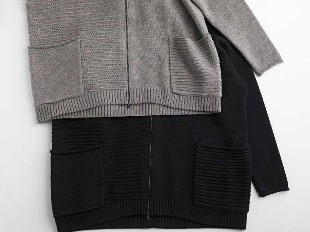 DEVOA(デヴォア) 22-23AW(秋冬) 左右で異なる編み方を用いたルーズフィットのジップアップハイネックニット - KTS-MLH-Melange-Gray ハイ ネック ニット メリノ ウール メランジ グレー KTS-MLH-Black ハイ ネック ニット メリノ ウール ブラック 1-002