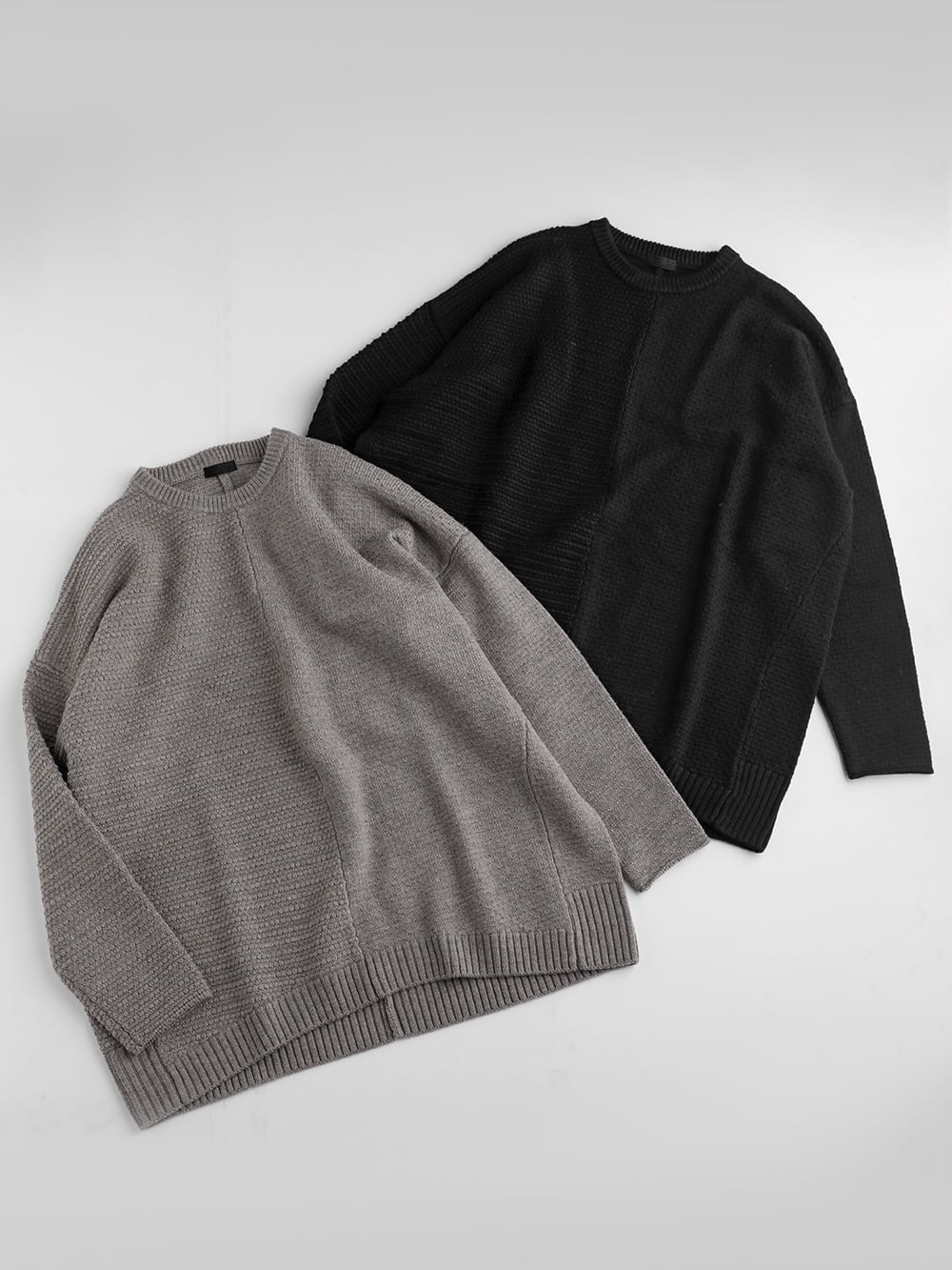 DEVOA(デヴォア) 22-23AW(秋冬) 今季の中で最もベーシックな形のニット。左右の異なる編み地を用いることでワンポイント加え、ドロップショルダーでルーズ感を演出。 - KTS-MLP-Melange-Gray プルオーバー ニット メリノ ウール メランジ グレー KTS-MLP-Black プルオーバー ニット メリノ ウール ブラック 1-001