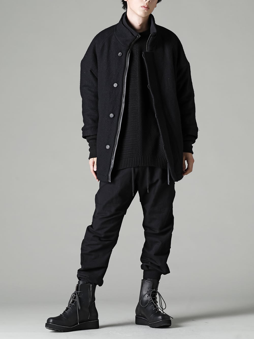 DEVOA(デヴォア) 22-23AW(秋冬) KTS-MLP-Black プルオーバーニット メリノウール ブラックとL7 コート ウールミリングのスタイリング JKI-WSM L7 コート ウールミリング - JKI-WSM L7 コート ウールミリング KTS-MLP-Black プルオーバー ニット メリノ ウール ブラック PTN-LSK-Black ジョガー パンツ コットン / リネン ブラック FW-LMM レザー ブーツ 3-001