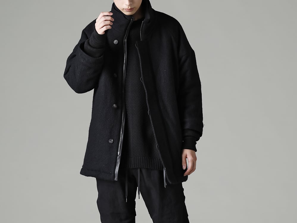 DEVOA(デヴォア) 22-23AW(秋冬) スタイリング - JKI-WSM L7 コート ウールミリング KTS-MLP-Black プルオーバー ニット メリノ ウール ブラック PTN-LSK-Black ジョガー パンツ コットン / リネン ブラック FW-LMM レザー ブーツ 3-002