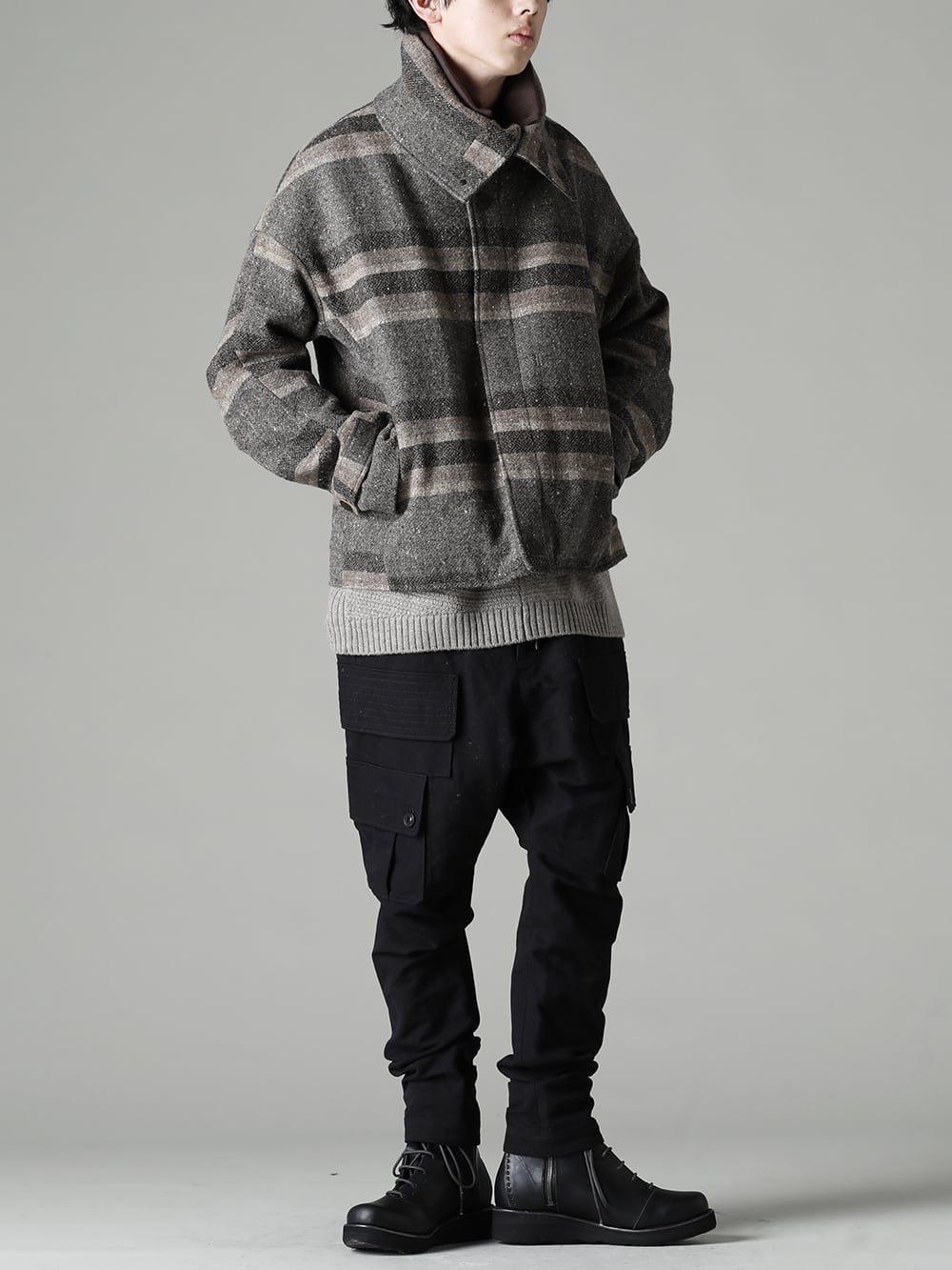 DEVOA(デヴォア) 22-23AW(秋冬) KTS-MLP-Melange-Gray プルオーバー ニット メリノ ウール メランジ グレーとJKI-CBS ハイネック ジャケット ストライプ ウールのスタイリング KTS-MLP-Melange-Gray プルオーバー ニット メリノ ウール メランジ グレー PTN-LCG-Black カーゴ パンツ コットン / リネン ブラック FW-LMM レザー ブーツ 3-001
