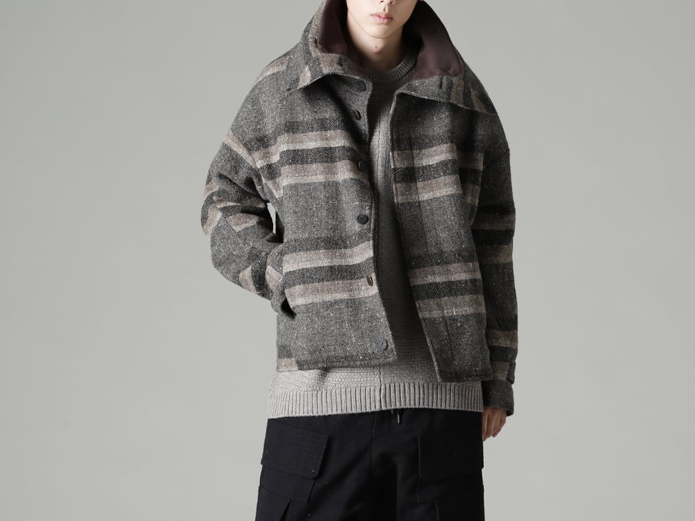 DEVOA(デヴォア) 22-23AW(秋冬) スタイリング - JKI-CBS ハイネック ジャケット ストライプ ウール KTS-MLP-Melange-Gray プルオーバー ニット メリノ ウール メランジ グレー PTN-LCG-Black カーゴ パンツ コットン / リネン ブラック FW-LMM レザー ブーツ 3-002