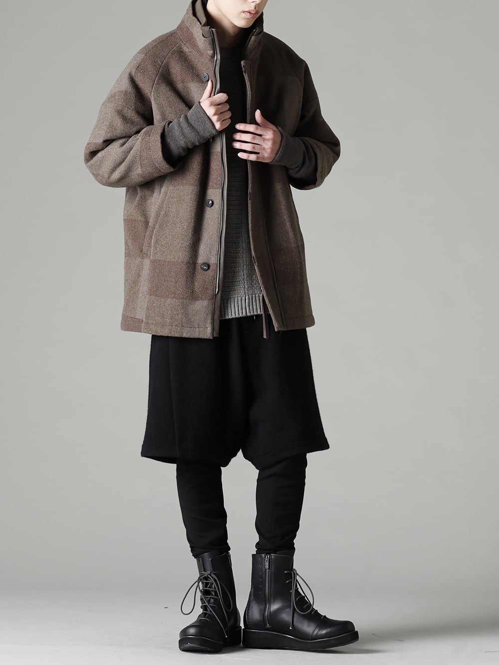 DEVOA(デヴォア) 22-23AW(秋冬) JKI-SNM L7 コート ウールニードルパンチとKTS-MLP-Melange-Gray プルオーバー ニット メリノ ウール メランジ グレーのスタイリング PTN-USL レイヤード パンツ ハイブリット ウール / シルク ツイード FW-LMM レザー ブーツ 3-001