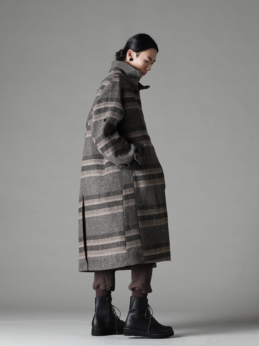 DEVOA 22-23AW styling The main focus is on the coat with its charming silhouette and distinctive sleeve details. - CTI-BYH High Neck Coat Stripe Wool KTS-MLH-Melange-Gray High Neck Knit Merino Wool Melange Gray PTN-SSC Jogger Pants Quilted Silk / Cotton FW-LMM Leather Boots 1-001