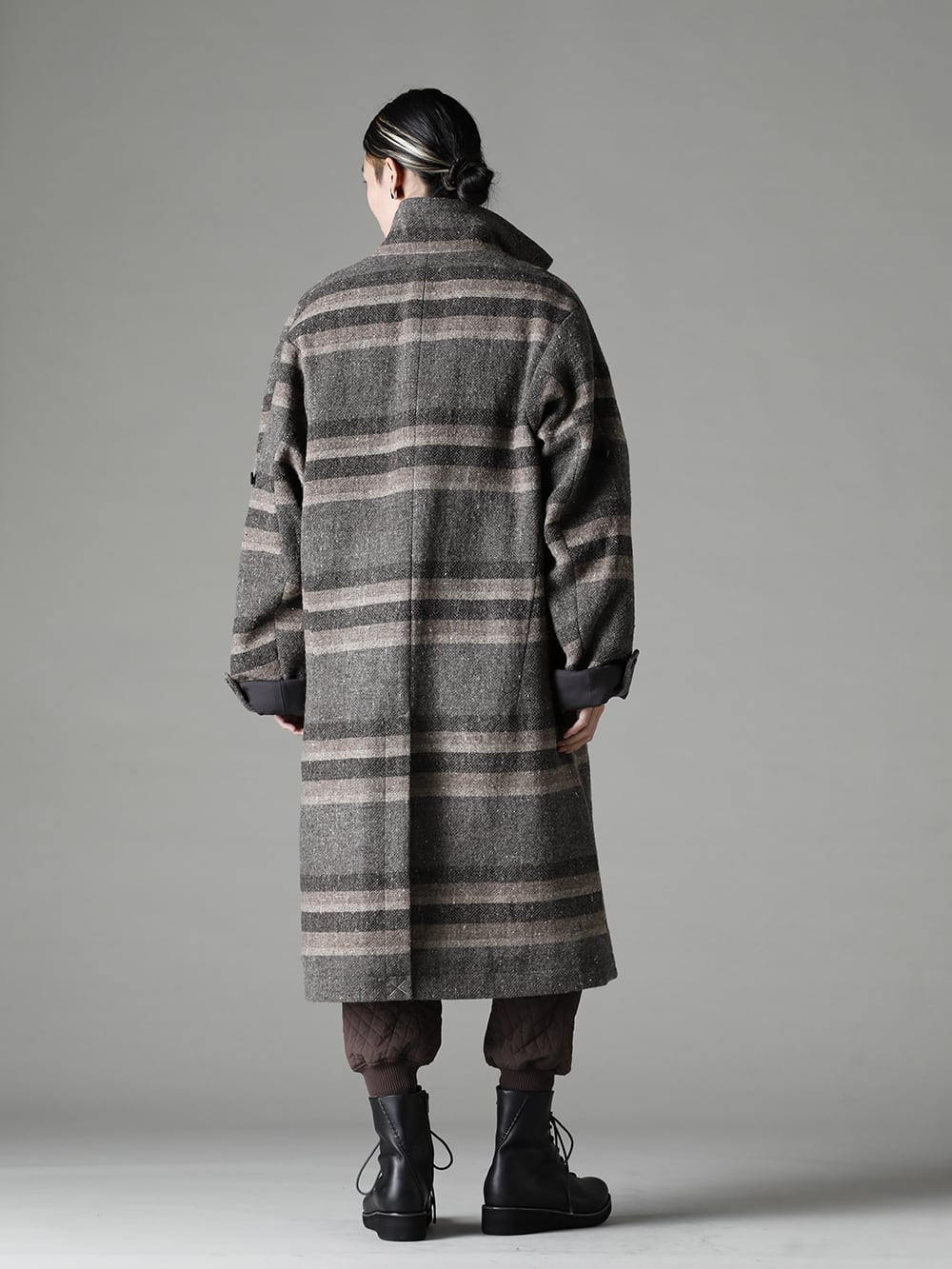 DEVOA 22-23AW styling The main focus is on the coat with its charming silhouette and distinctive sleeve details. - CTI-BYH High Neck Coat Stripe Wool KTS-MLH-Melange-Gray High Neck Knit Merino Wool Melange Gray PTN-SSC Jogger Pants Quilted Silk / Cotton FW-LMM Leather Boots 1-002