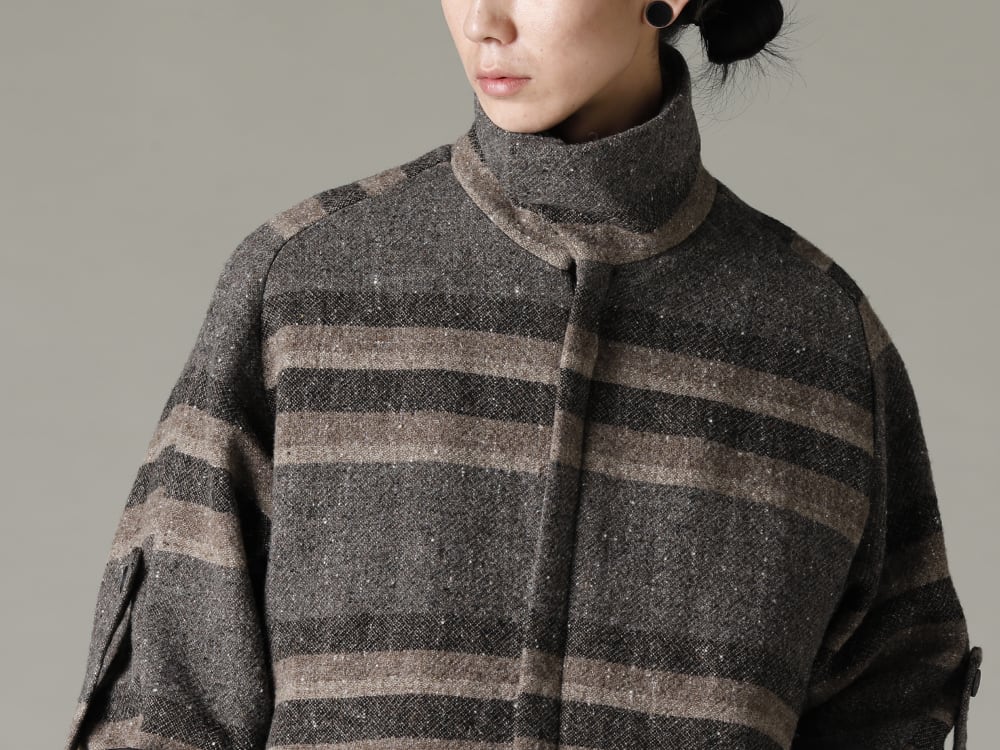 DEVOA(デヴォア) 22-23AW(秋冬) DEVOAでは新鮮なざっくりとした雰囲気を楽しんでいただきたい一着  - CTI-BYH ハイネック コート ストライプ ウール 2-002