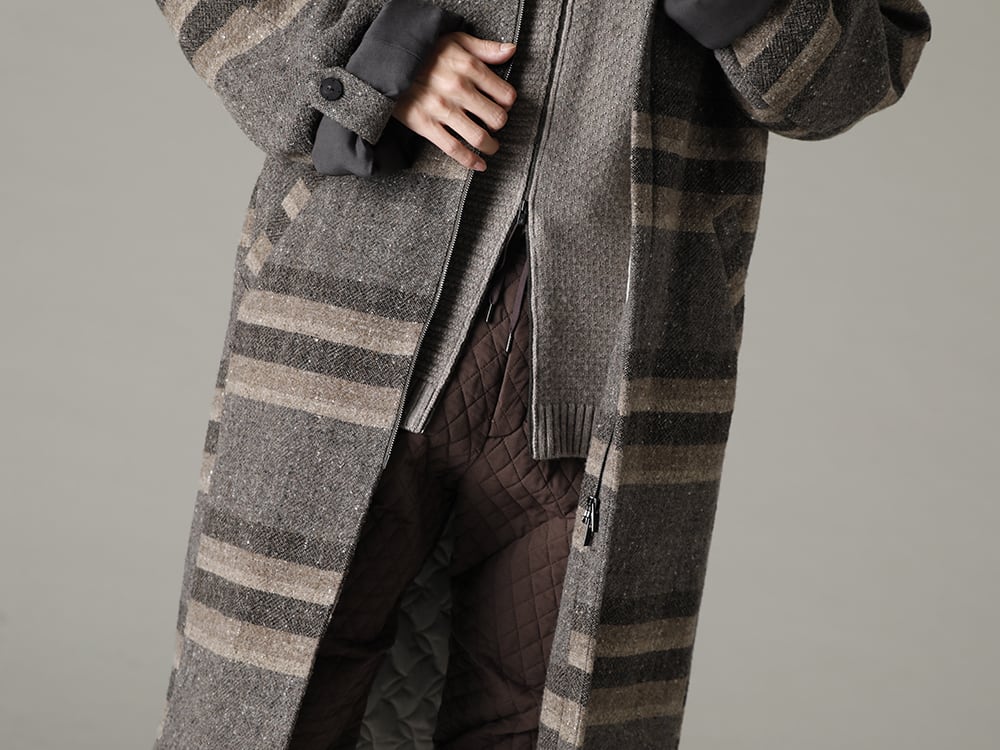 DEVOA(デヴォア) 22-23AW(秋冬) DEVOAでは新鮮なざっくりとした雰囲気を楽しんでいただきたい一着  - CTI-BYH ハイネック コート ストライプ ウール KTS-MLH-Melange-Gray ハイ ネック ニット メリノ ウール メランジ グレー PTN-SSC ジョガー パンツ キルト シルク / コットン 2-008