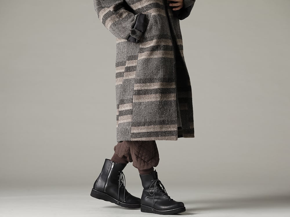DEVOA(デヴォア) 22-23AW(秋冬) DEVOAでは新鮮なざっくりとした雰囲気を楽しんでいただきたい一着  - CTI-BYH ハイネック コート ストライプ ウール ジョガー パンツ キルト シルク / コットン  FW-LMM レザー ブーツ2-009