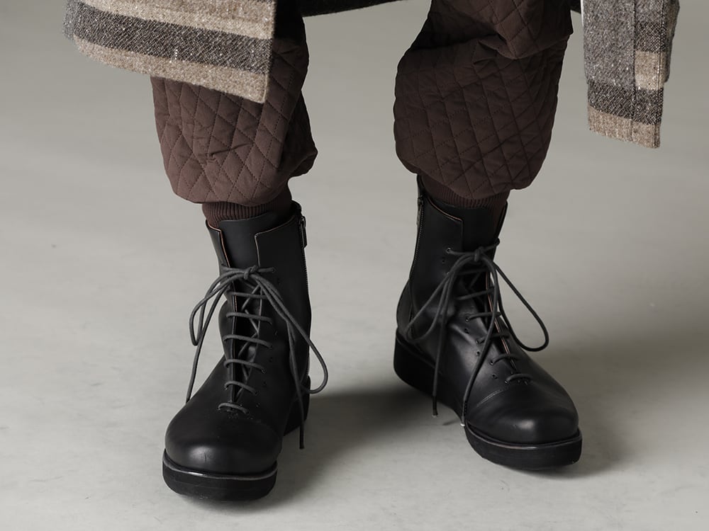 DEVOA(デヴォア) 22-23AW(秋冬) ファリエロサルティとオルメテクスを両面使いした贅沢な一本 - CTI-BYH ハイネック コート ストライプ ウール PTN-SSC ジョガー パンツ キルト シルク / コットン  FW-LMM レザー ブーツ 3-002