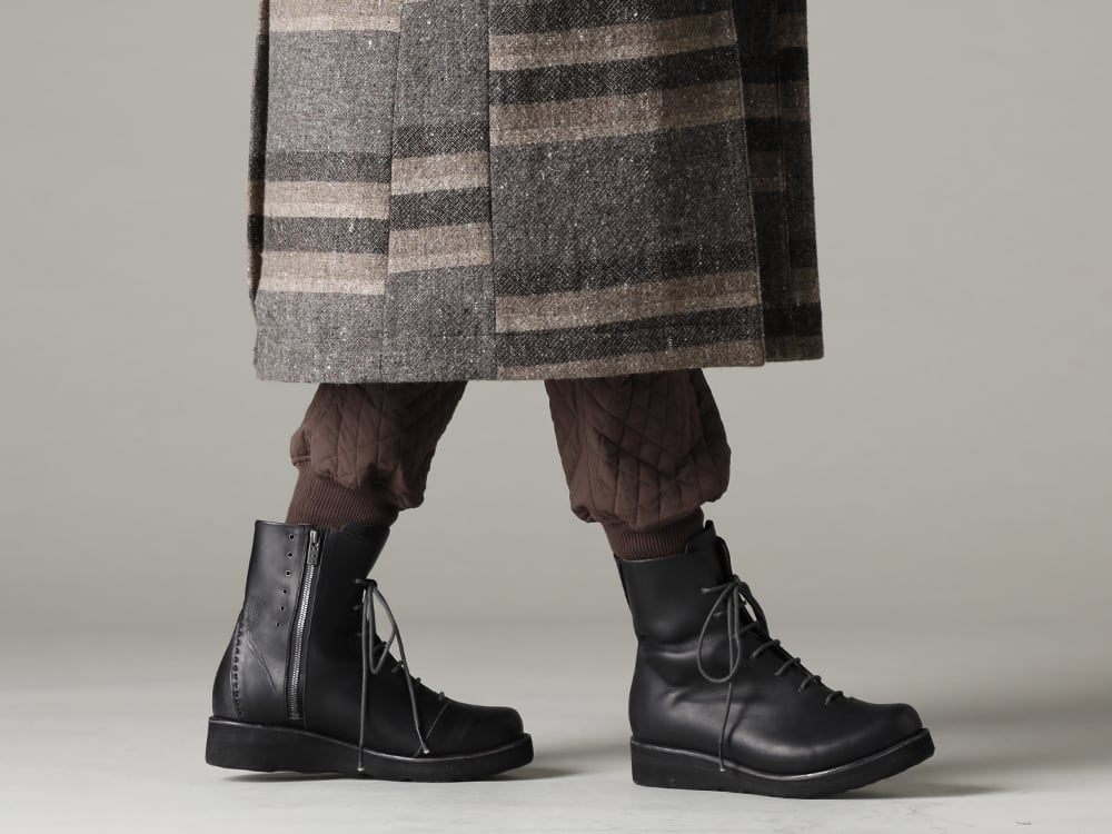 DEVOA(デヴォア) 22-23AW(秋冬) ファリエロサルティとオルメテクスを両面使いした贅沢な一本 - CTI-BYH ハイネック コート ストライプ ウール PTN-SSC ジョガー パンツ キルト シルク / コットン  FW-LMM レザー ブーツ 3-003