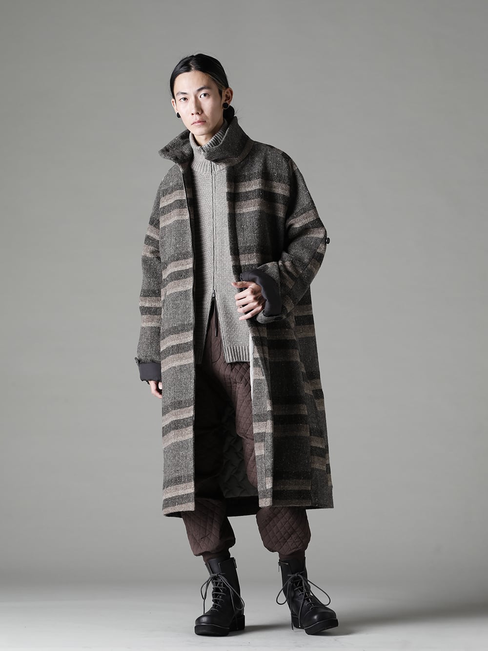 DEVOA(デヴォア) 22-23AW(秋冬) CTI-BYH ハイネック コート ストライプ ウール KTS-MLH-Melange-Gray ハイ ネック ニット メリノ ウール メランジ グレー PTN-SSC ジョガー パンツ キルト シルク / コットン  FW-LMM レザー ブーツ