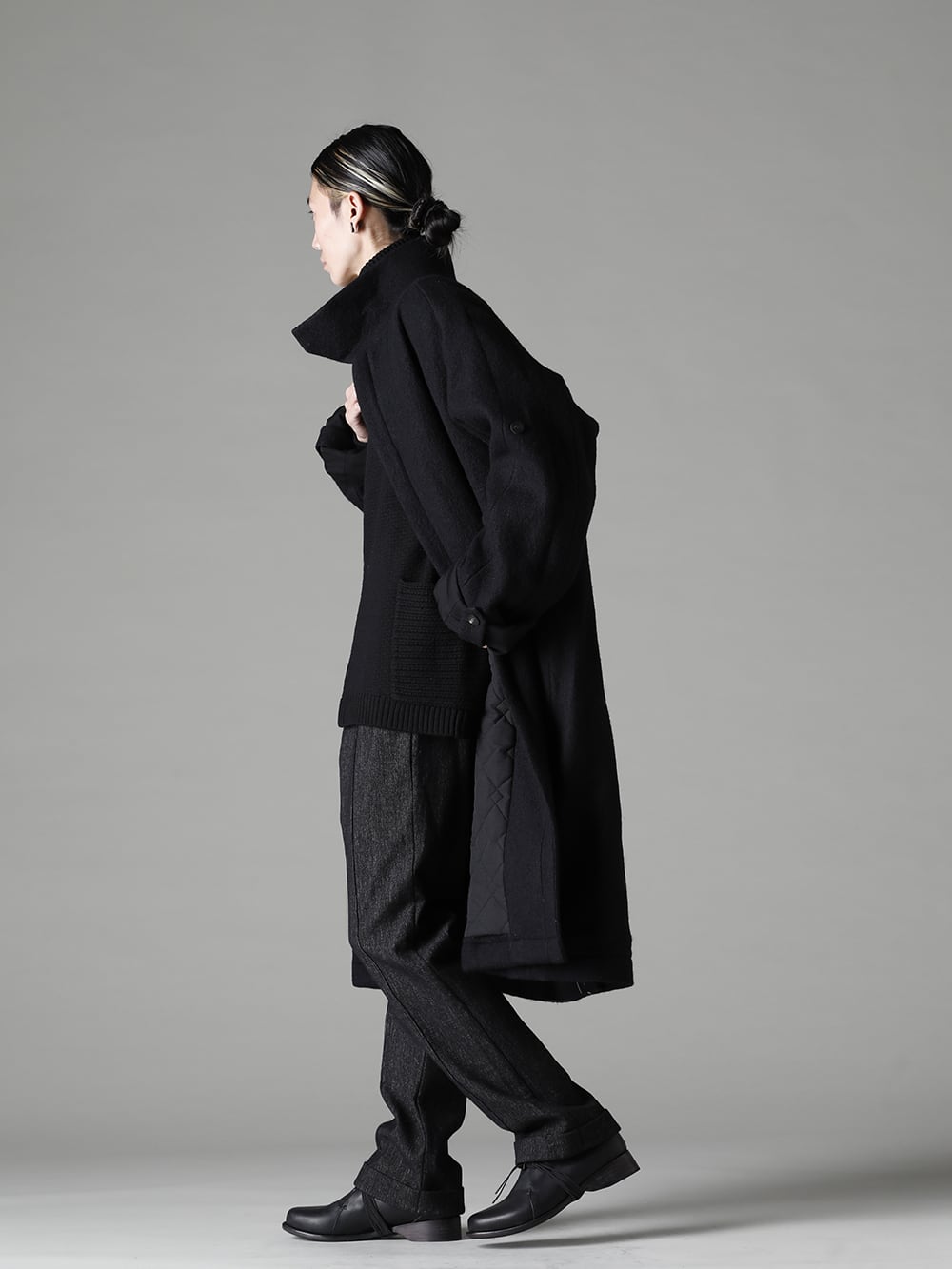 DEVOA 22-23AW styling When the front is opened, the casual aspect is more strongly asserted. - CTI-WYH High Neck Coat Wool Milling KTS-MLH-Black High Neck Knit Merino Wool Black PTN-SHK Skater Pants Shetland Wool/Linen FW-CTN Leather Shoes GUIDI Calf 1-001