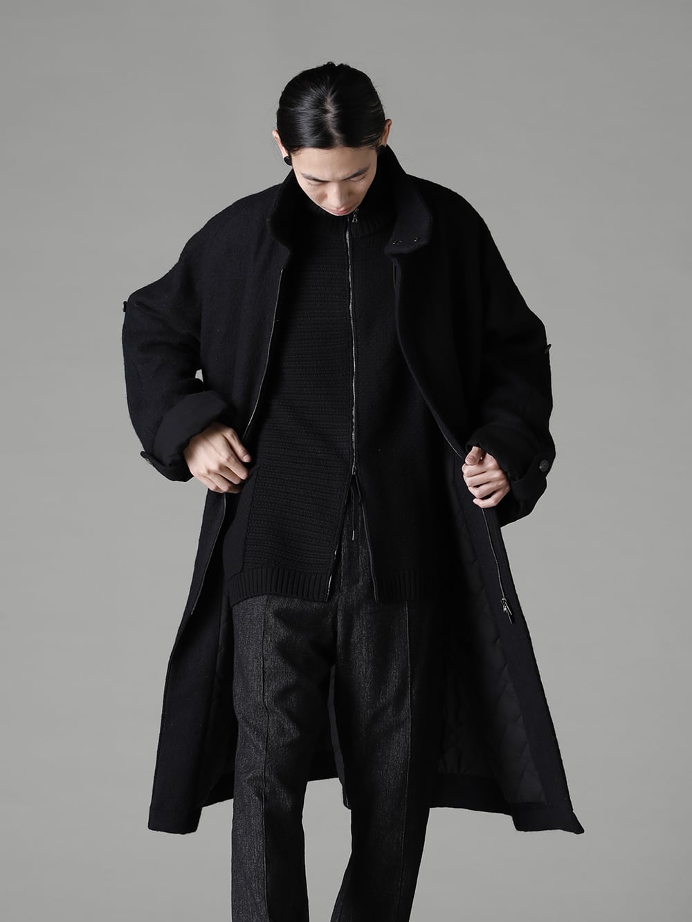 DEVOA(デヴォア) 22-23AW(秋冬) スタイリング 前を開けるとカジュアルな側面がより強く主張。 - CTI-WYH ハイネックコートウールミリング KTS-MLH-Black ハイ ネック ニット メリノ ウール ブラック PTN-SHK スケーター パンツ シェットランド ウール / リネン FW-CTN レザー シューズ GUIDI カーフ 1-003