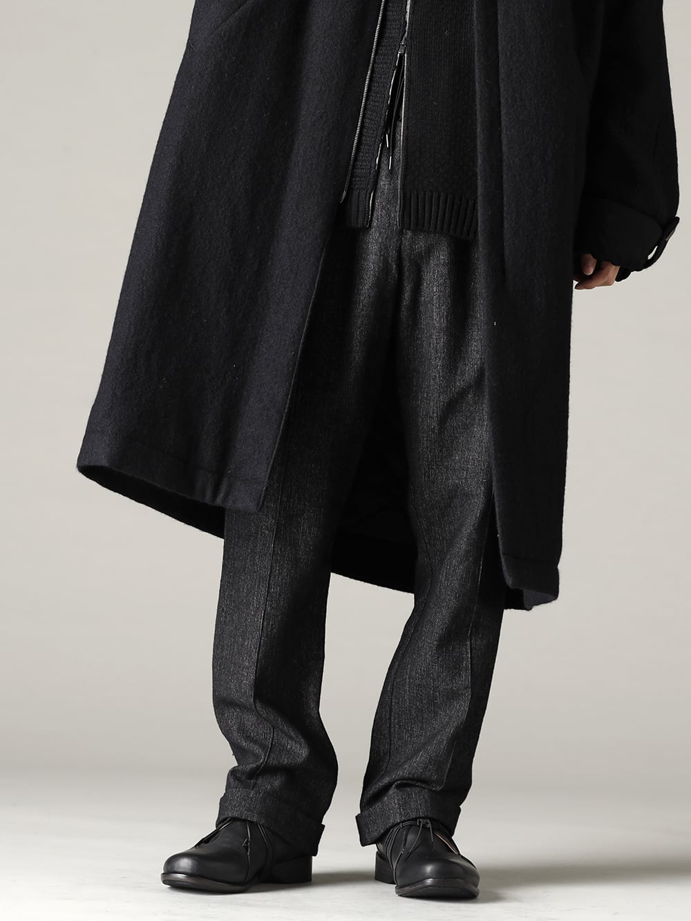 DEVOA(デヴォア) 22-23AW(秋冬) メリハリをつけたデザインで魅せるポイントを際立たせる - CTI-WYH ハイネックコートウールミリング KTS-MLH-Black ハイ ネック ニット メリノ ウール ブラック PTN-SHK スケーター パンツ シェットランド ウール / リネン FW-CTN レザー シューズ GUIDI カーフ  4-001