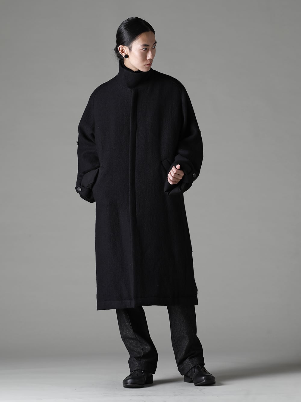 DEVOA(デヴォア) 22-23AW(秋冬) メリハリをつけたデザインで魅せるポイントを際立たせる - CTI-WYH ハイネックコートウールミリング KTS-MLH-Black ハイ ネック ニット メリノ ウール ブラック PTN-SHK スケーター パンツ シェットランド ウール / リネン FW-CTN レザー シューズ GUIDI カーフ  4-001