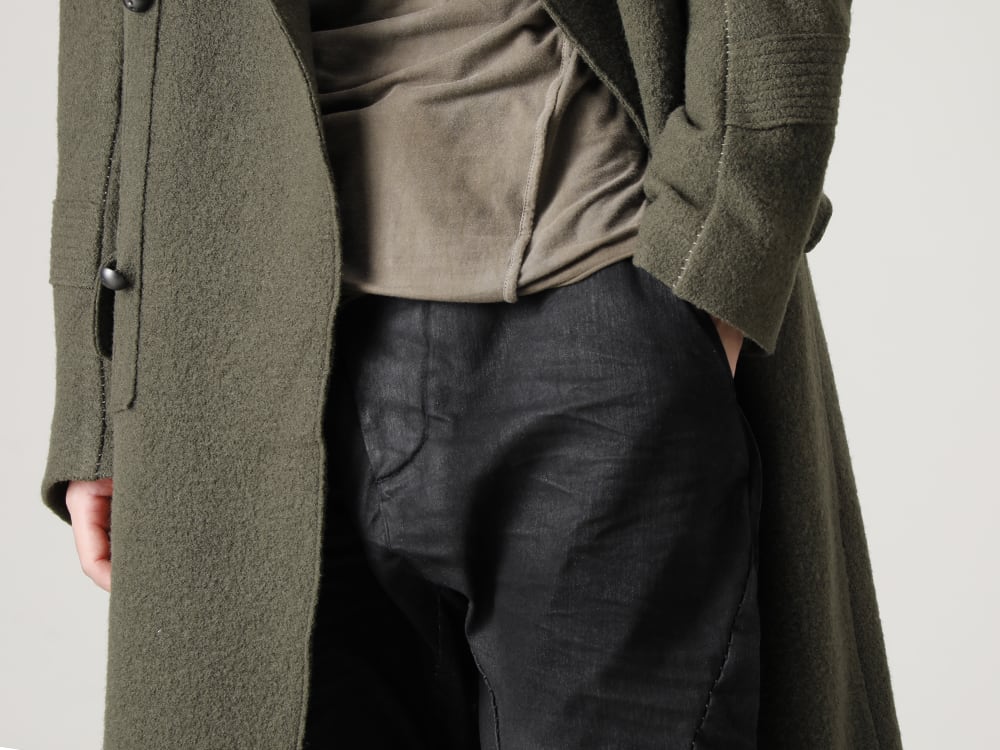 masnada(マスナダ) 22-23AW(秋冬) 特異なデザインが目を惹くバギージーンズ  - M2936 ギャリソン ポケット コート - M2981 ハイネック Tシャツ - M2931 バギー ジーンズ - PL0FZ