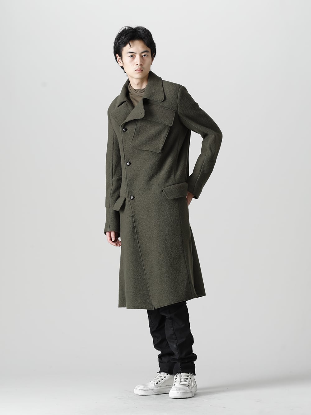 masnada(マスナダ) 22-23AW(秋冬) 特異なデザインが目を惹くバギージーンズ  - M2936 ギャリソン ポケット コート - M2981 ハイネック Tシャツ - M2931 バギー ジーンズ - PL0FZ オーソピーディック デコルテ シューズ ダブルソール ホース フルグレイン - PL0FZ 2-004