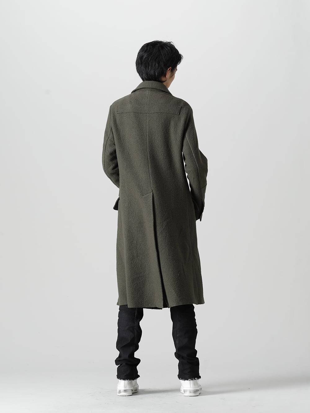 masnada(マスナダ) 22-23AW(秋冬) 特異なデザインが目を惹くバギージーンズ  - M2936 ギャリソン ポケット コート - M2981 ハイネック Tシャツ - M2931 バギー ジーンズ - PL0FZ オーソピーディック デコルテ シューズ ダブルソール ホース フルグレイン - PL0FZ 2-005