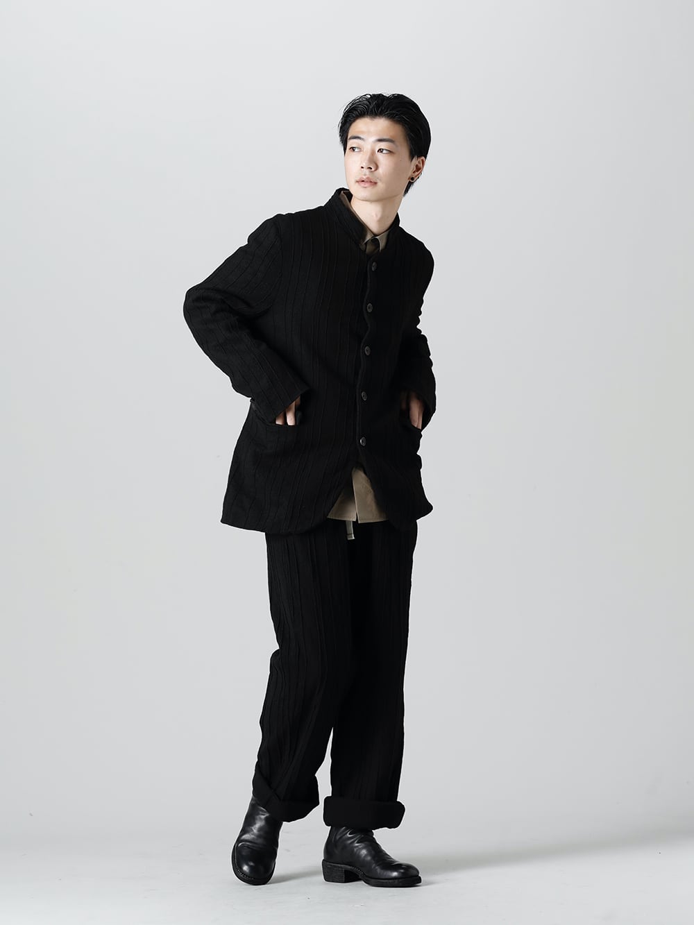 NOUSAN(ノウザン) 22-23AW(秋冬)  - デザイナー自ら一本一本プリーツラインを施す セットアップは大人の男性にふさわしいスタイリング - joep-preat-wool プリーツド ウール スタンド カラー ジャケット - Shirt-a-Tamamushi 玉虫 シャツ - linea-preatwool プリーツド ウール ワイド パンツ - 788Z_H バックジップブーツ ダブルソール - ホース フルグレイン レザー