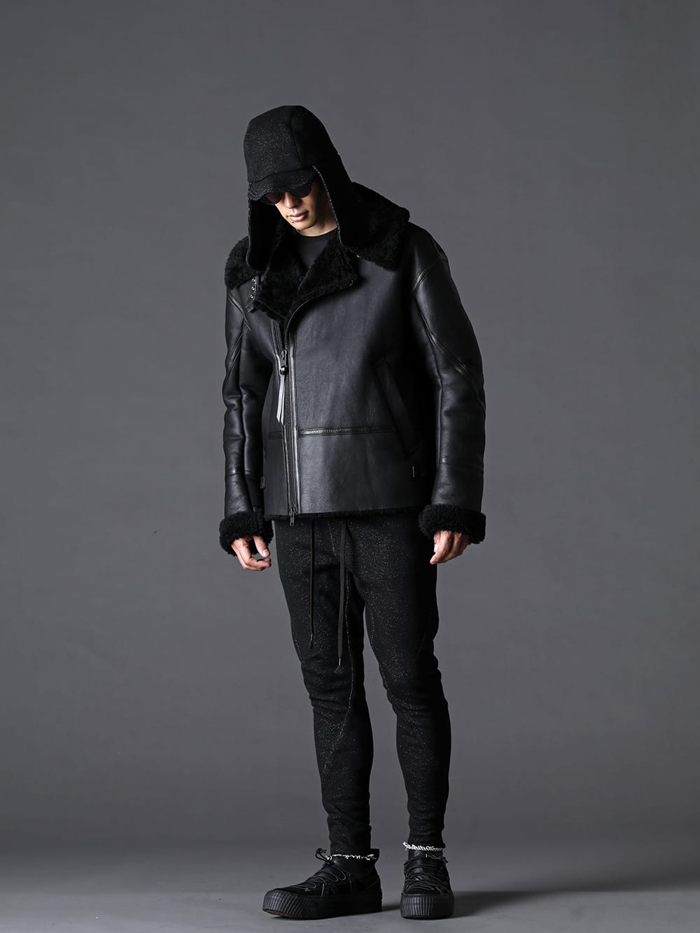 The Viridi-anne - ザ ヴィリジアン 2022-23AW スタイリング ゆったりサイズのブルゾンと細身パンツのYラインシルエット - VI-3503-06 ムートンジャケット - VI-3534-04 綿ウール裏毛　細身パンツ - VI-3555-09-Black スニーカー ブラック 1-001