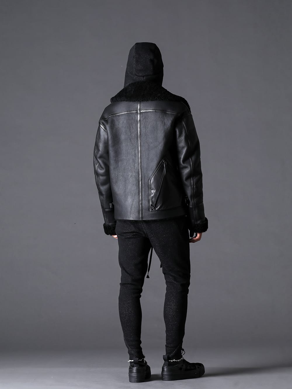 The Viridi-anne - ザ ヴィリジアン 2022-23AW スタイリング ゆったりサイズのブルゾンと細身パンツのYラインシルエット - VI-3503-06 ムートンジャケット - VI-3534-04 綿ウール裏毛　細身パンツ - VI-3555-09-Black スニーカー ブラック 1-003