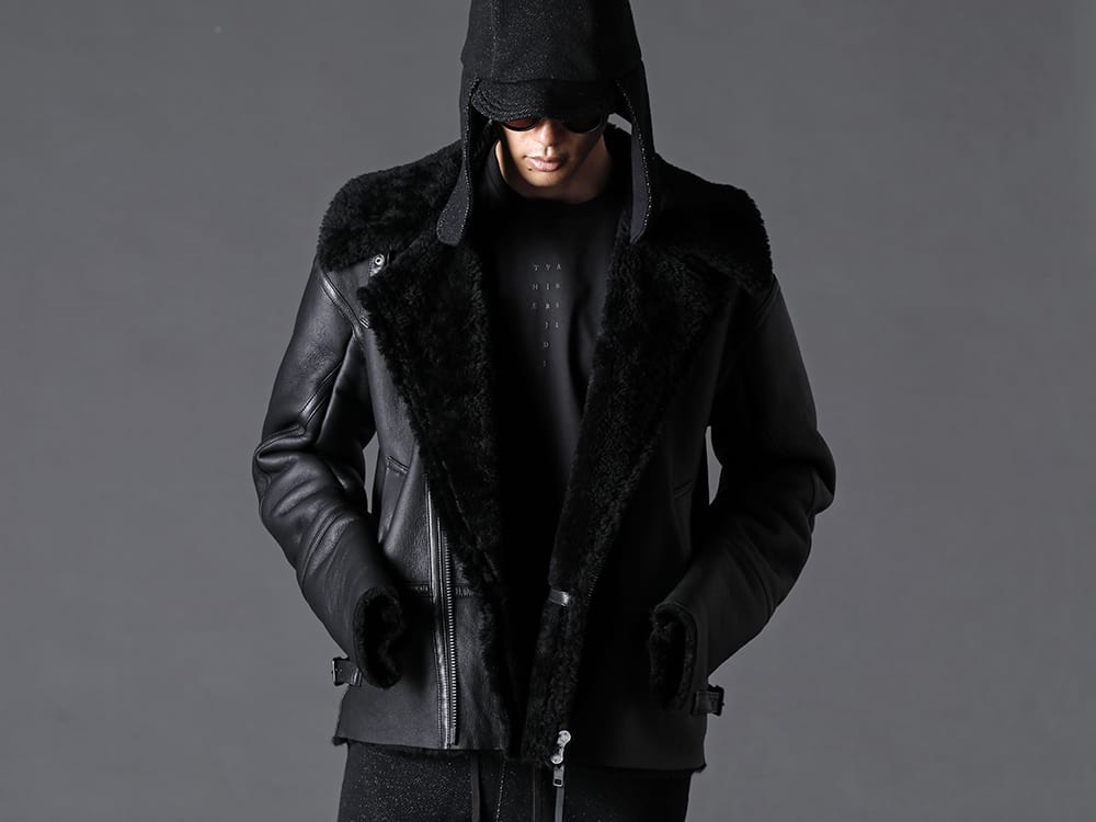 The Viridi-anne - ザ ヴィリジアン 2022-23AW スタイリング - 袖丈は指先が隠れるほど長く、通常は5cm程度折り返して着用するが、長いまま着用するときの為、内側にリブが付いた手を出せる口がある TVAらしい機能性とデザイン性を兼ねた袖のディティール VI-3503-06 ムートンジャケット - VI-3548-09 綿ウール キャップ - VI-3545-01-Black 刺繍天竺長袖Tシャツ ブラック 3-001