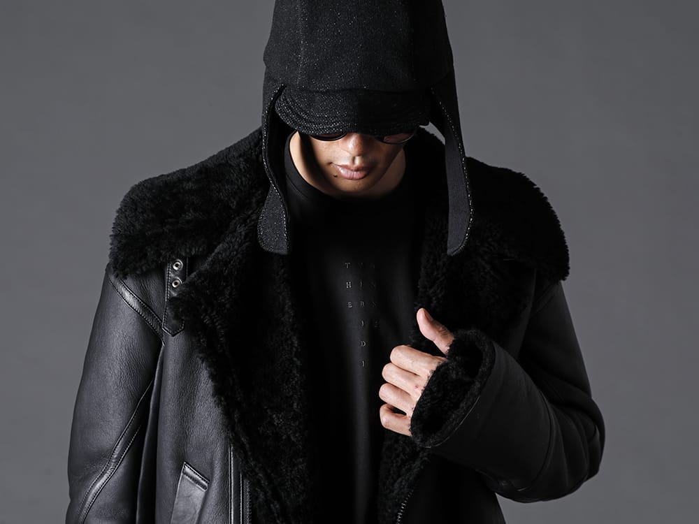 The Viridi-anne - ザ ヴィリジアン 2022-23AW TVAらしい機能性とデザイン性を兼ねた袖のディティール - VI-3503-06 ムートンジャケット - VI-3548-09 綿ウール キャップ - VI-3545-01-Black 刺繍天竺長袖Tシャツ ブラック 3-002