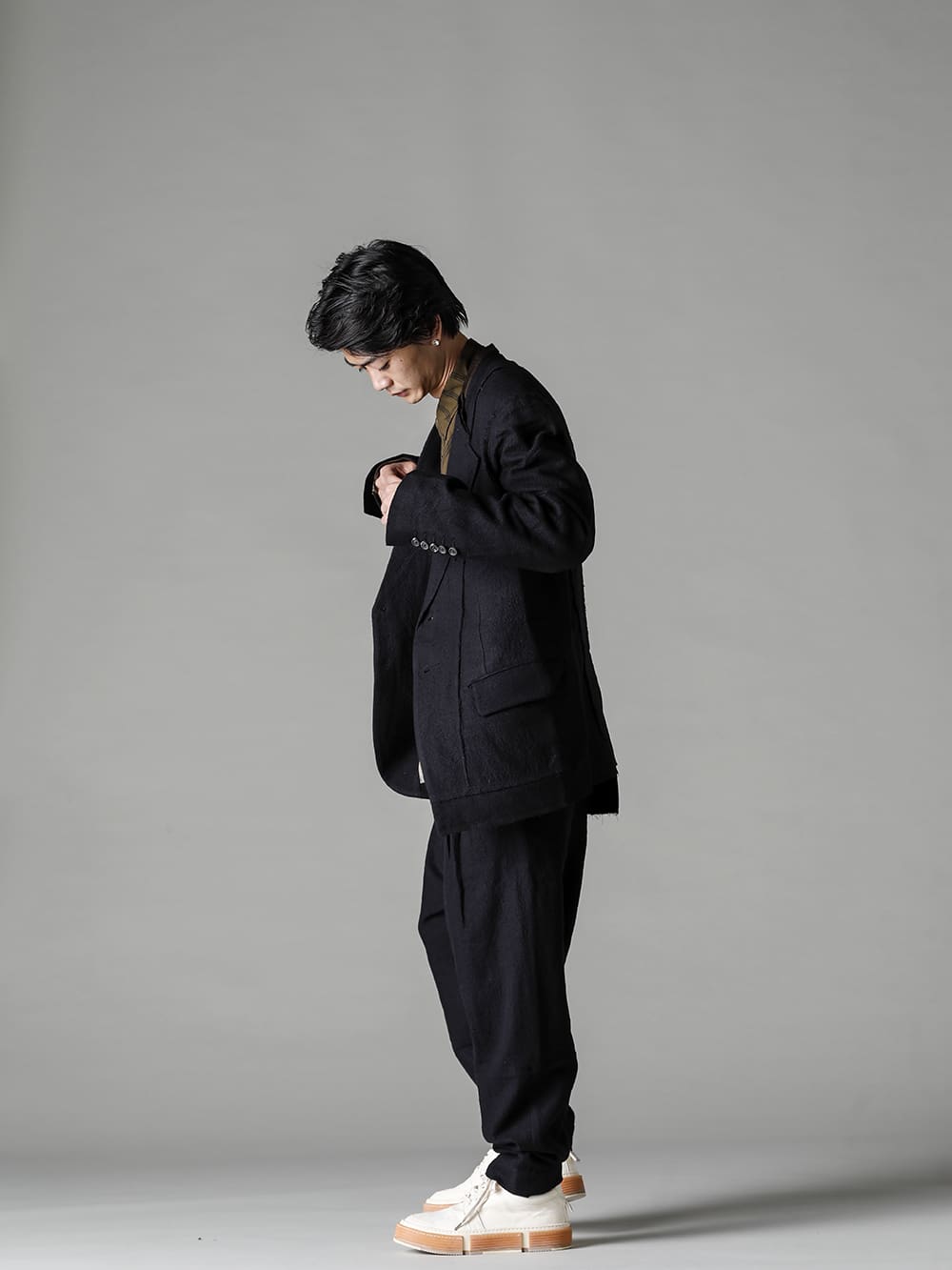 ZIGGY CHEN-ジギーチェン 22-23AW(秋冬) スタイリング シックなブラックセットアップスタイル - 0M2230912-アシンメトリック 2ボタンブレザー - 0M2230706-フロントスリット ポケットシャツ - 0M2230512-ホリゾンタルシーム テーパードカットトラウザーズ - GJ02-CO00T-レースアップブーツ - ホースフルグレインレザー - GJ02 CO00T 1-001