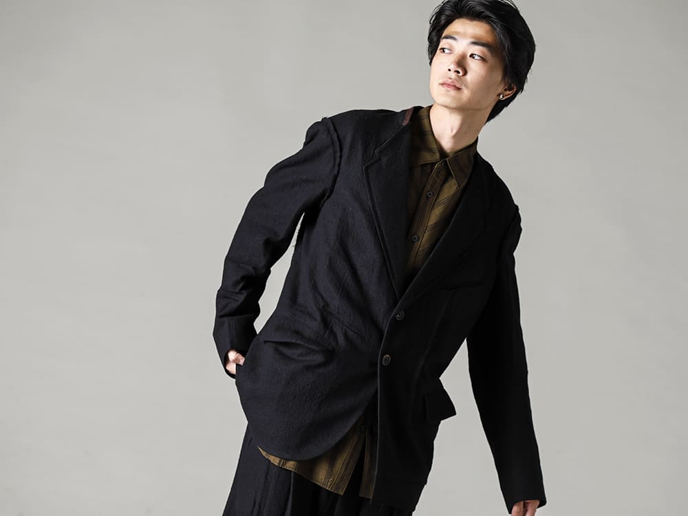 ZIGGY CHEN-ジギーチェン 22-23AW(秋冬) ジャケットディテール 表とは相反した個性的な裏地が特徴の変形ジャケット -  0M2230912-アシンメトリック 2ボタンブレザー - 0M2230706-フロントスリット ポケットシャツ