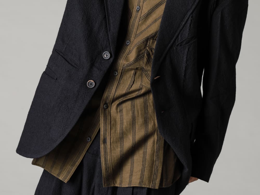 ZIGGY CHEN-ジギーチェン 22-23AW(秋冬) 表とは相反した個性的な裏地が特徴の変形ジャケット  - 0M2230912-アシンメトリック 2ボタンブレザー - 0M2230706-フロントスリット ポケットシャツ 2-003