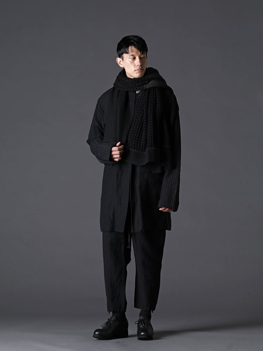 The Viridi-anne 22-23AW Styling Overall, the soft material items are all in black, with a hint of color in the innerwear and leather on the feet to add a tighter feel.A jacket that can be worn in three different ways, styled like a coat - VI-3516-06 Wool / Linen Combination Jacket KTS-MLP-Melange-Gray Pullover knit merino wool Melange Gray VI-3512-04 Wool / Linen Easy Pants PL10L-BLKT Orthopaedic Derby Shoes Horse Full Grain Leather - PL10L - PL10L KAC-CMS-22AW-Black Patchwork stole merino wool / cotton Black