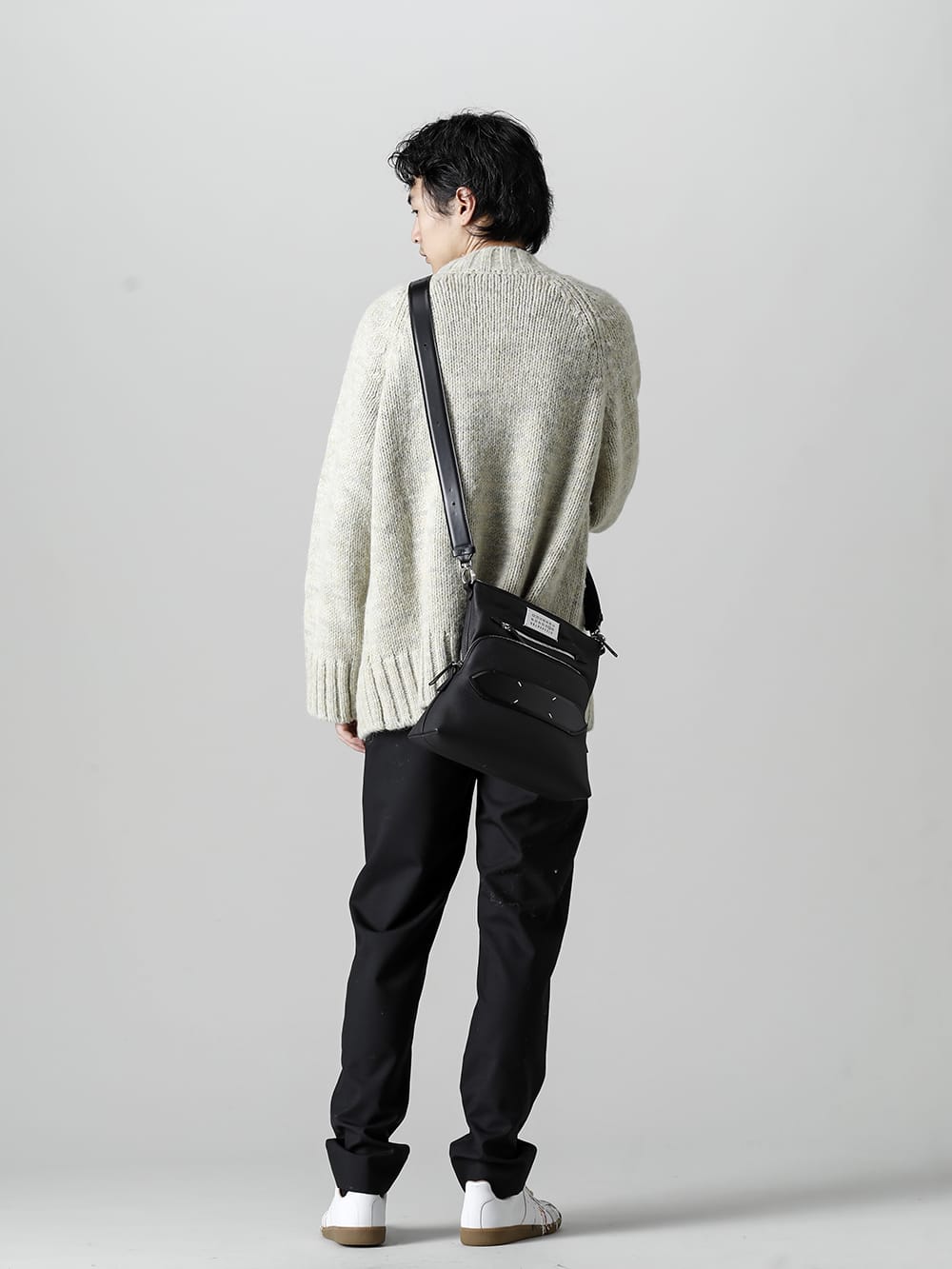 Maison Margiela 2022-23AW Styling Relaxed coordination with a knit cardigan in soft colors as the main item. - SI0GP0004-Pistacchio Sweater Pistacchio - SB1WG0003 Soft 5ac Multifunction Bag Small - S50KA0530 Drawstring Pants 1-002