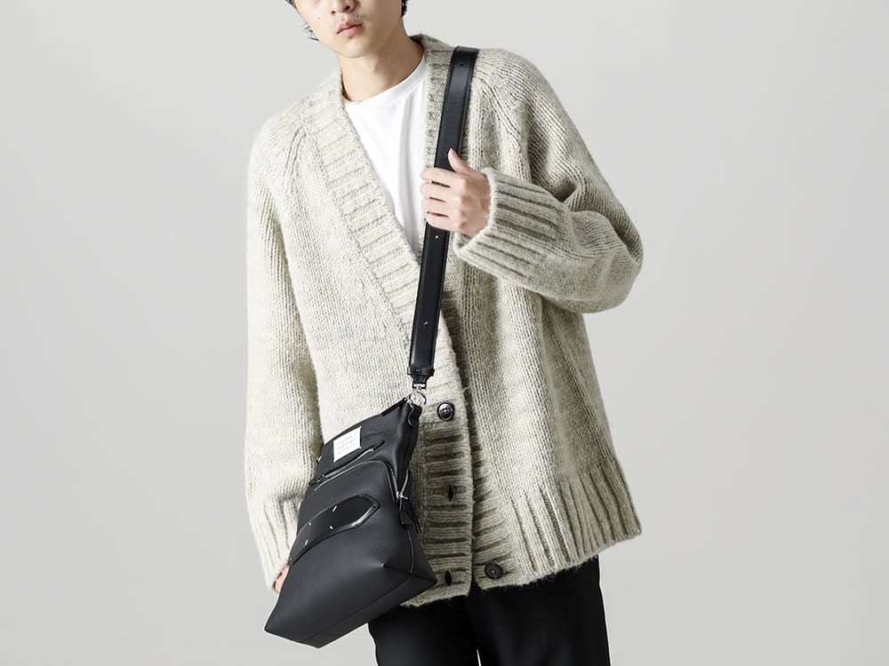 Maison Margiela 2022-23AW This is a ribbed V-neck cardigan with a botanical dye. It has a loose and relaxed silhouette. Relaxed knit cardigan with the iconic 