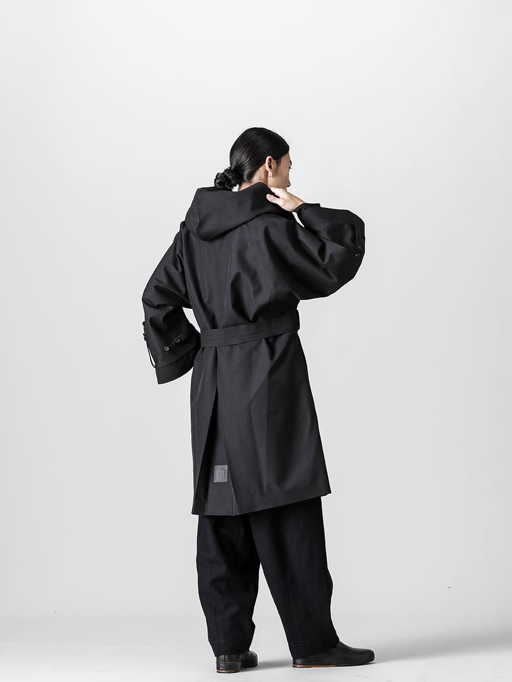 Norwegian Rain-ノルウェージャンレイン 22-23AW(秋冬) スタイリング 悪天候になりやすい秋に適したウォータープルーフコートスタイル - Rive-Gauche-Redux-Unisex-Herringbone-Black-リヴ ゴージュ リダックス ユニセックス - 0M2230709-マンダリンカラー ポケットシャツ - 0M2230511-フロントポケット ドローストリング パンツ - Handsewn-Slipper-ハンドソーン スリッパ 1-001