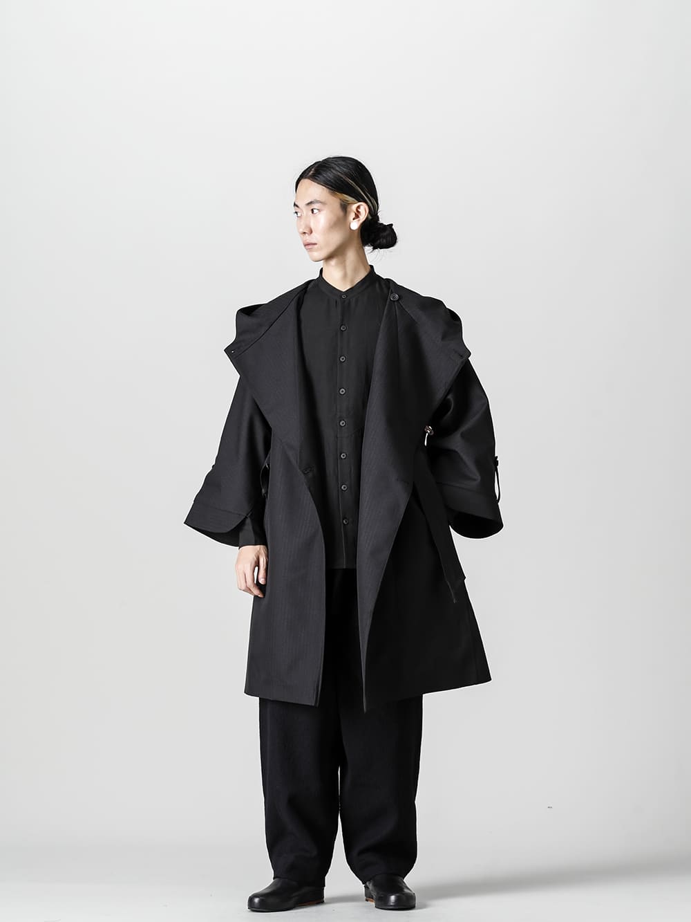 Norwegian Rain-ノルウェージャンレイン 22-23AW(秋冬) スタイリング 悪天候になりやすい秋に適したウォータープルーフコートスタイル - Rive-Gauche-Redux-Unisex-Herringbone-Black-リヴ ゴージュ リダックス ユニセックス - 0M2230709-マンダリンカラー ポケットシャツ - 0M2230511-フロントポケット ドローストリング パンツ - Handsewn-Slipper-ハンドソーン スリッパ 1-002