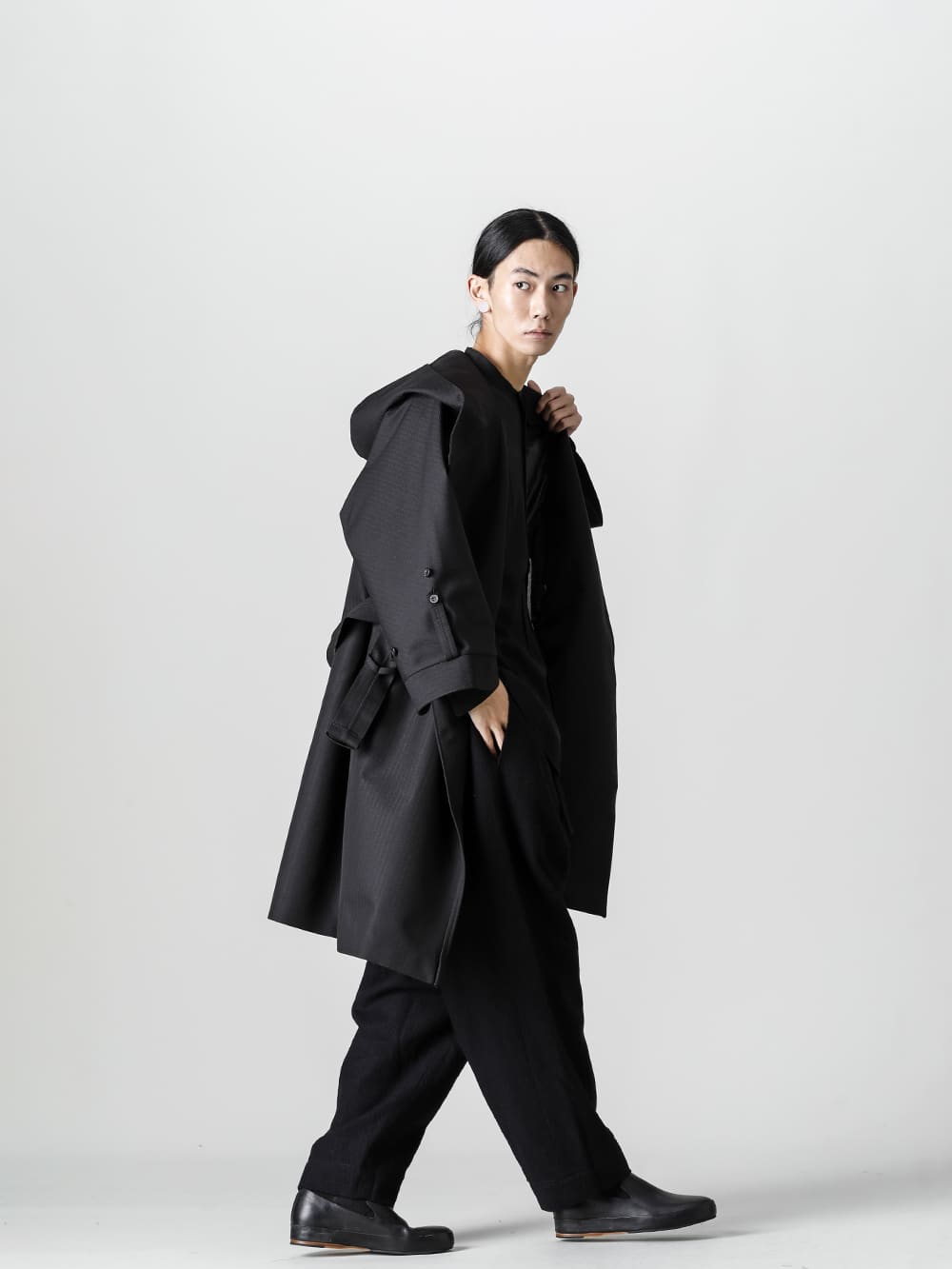 Norwegian Rain-ノルウェージャンレイン 22-23AW(秋冬) スタイリング 悪天候になりやすい秋に適したウォータープルーフコートスタイル - Rive-Gauche-Redux-Unisex-Herringbone-Black-リヴ ゴージュ リダックス ユニセックス - 0M2230709-マンダリンカラー ポケットシャツ - 0M2230511-フロントポケット ドローストリング パンツ - Handsewn-Slipper-ハンドソーン スリッパ 1-003