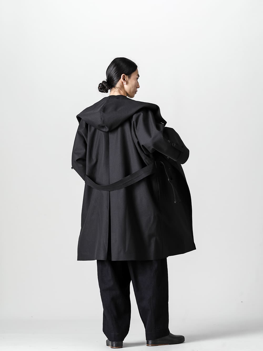 Norwegian Rain-ノルウェージャンレイン 22-23AW(秋冬) スタイリング 悪天候になりやすい秋に適したウォータープルーフコートスタイル - Rive-Gauche-Redux-Unisex-Herringbone-Black-リヴ ゴージュ リダックス ユニセックス - 0M2230709-マンダリンカラー ポケットシャツ - 0M2230511-フロントポケット ドローストリング パンツ - Handsewn-Slipper-ハンドソーン スリッパ 1-004