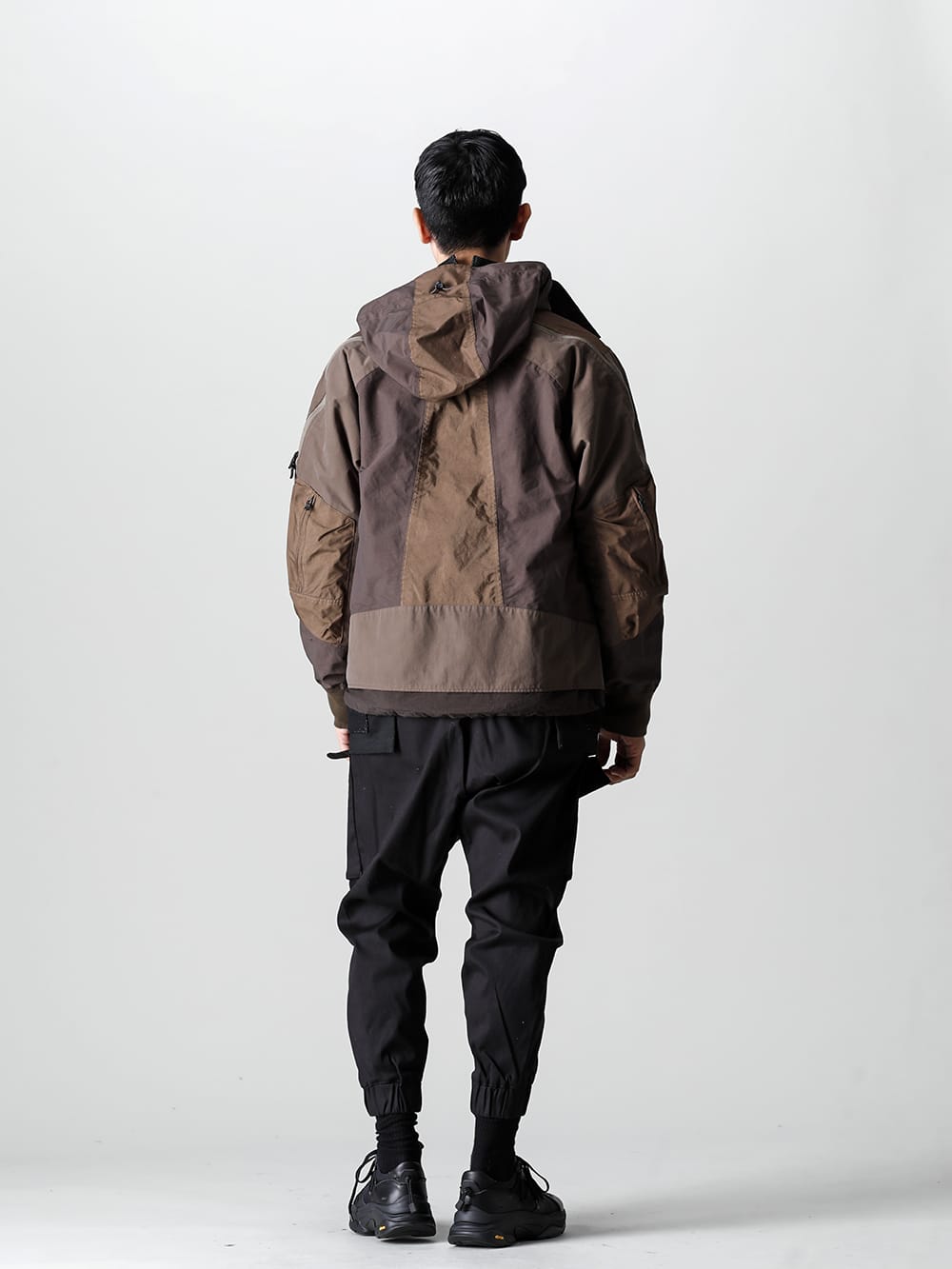 The Viridi-anne 2022-23AW Styling Tactical Jacket Style by Brand Mix with RIPVANWINKLE Pants - VI-3508-06-Brown-Gray Tactical Jacket Brown Gray - RB-409 Cross Cargo Pants - SVC879C004 Para Traceur Light Black Black 1-002