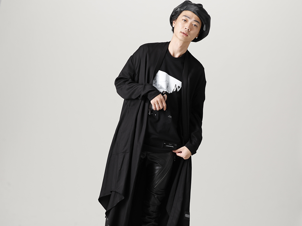 ユリウス 2023PS - JULIUS(ユリウス) 2023PSコレクションよりデリバリーが開始！只今より店頭・通販共に販売スタート！ - 807SHM3(レーヨンギャバ ローブシャツ) 807CPM2-Black(コットンジャージー ドレープ ショートスリーブTシャツ ブラック) 807PAM8(シンセティックレザー プレザー インダイレクトパンツ) 807ACU2(シンセティックレザー プレザー ベレー帽) - 1-003