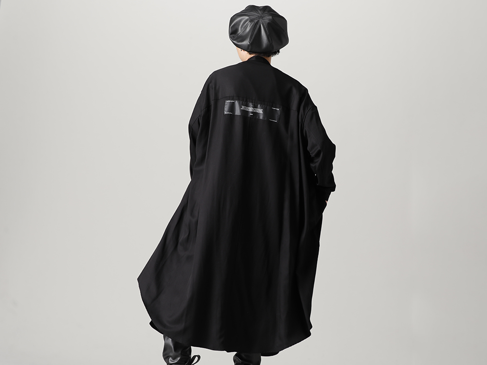ユリウス 2023PS - JULIUS(ユリウス) 2023PSコレクションよりデリバリーが開始！只今より店頭・通販共に販売スタート！ - 807SHM3(レーヨンギャバ ローブシャツ) 807PAM8(シンセティックレザー プレザー インダイレクトパンツ) 807ACU2(シンセティックレザー プレザー ベレー帽) - 1-004