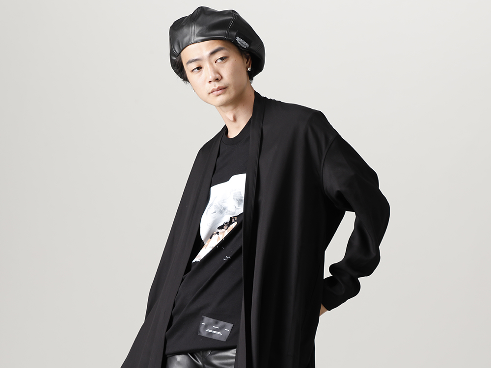 ユリウス 2023PS - JULIUS(ユリウス) 2023PSコレクションよりデリバリーが開始！只今より店頭・通販共に販売スタート！ - 807SHM3(レーヨンギャバ ローブシャツ) 807CPM2-Black(コットンジャージー ドレープ ショートスリーブTシャツ ブラック) 807PAM8(シンセティックレザー プレザー インダイレクトパンツ) 807ACU2(シンセティックレザー プレザー ベレー帽) - 1-005