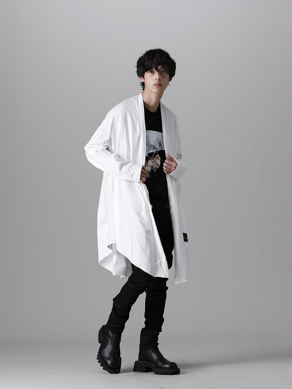 ユリウス 2023PS - JULIUS(ユリウス) 2023PSコレクションよりデリバリーが開始！只今より店頭・通販共に販売スタート！ - 807CUM5-Off-White(コットンジャージー ローブカーディガン オフホワイト) 807CPM2-Black(コットンジャージー ドレープ ショートスリーブTシャツ ブラック) - 2-004