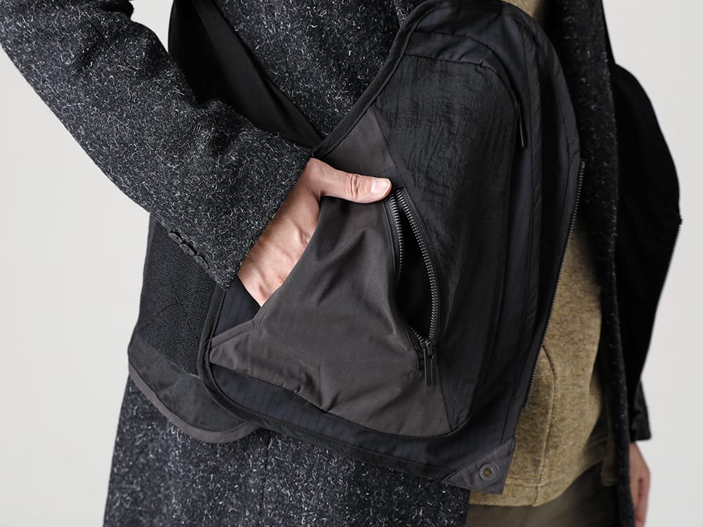 White Mountaineering 2022-23AW BLK Line's signature detail special-edition vest  - BK2273204 BLK Camping Vest - RB-453 Chester Coat - VI-3533-01-Beige Wool / Cotton brushed lining High Neck Pullover Beige 2-003